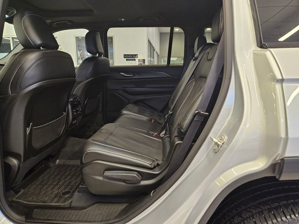 Used 2023 Jeep Grand Cherokee L Laredo image 28