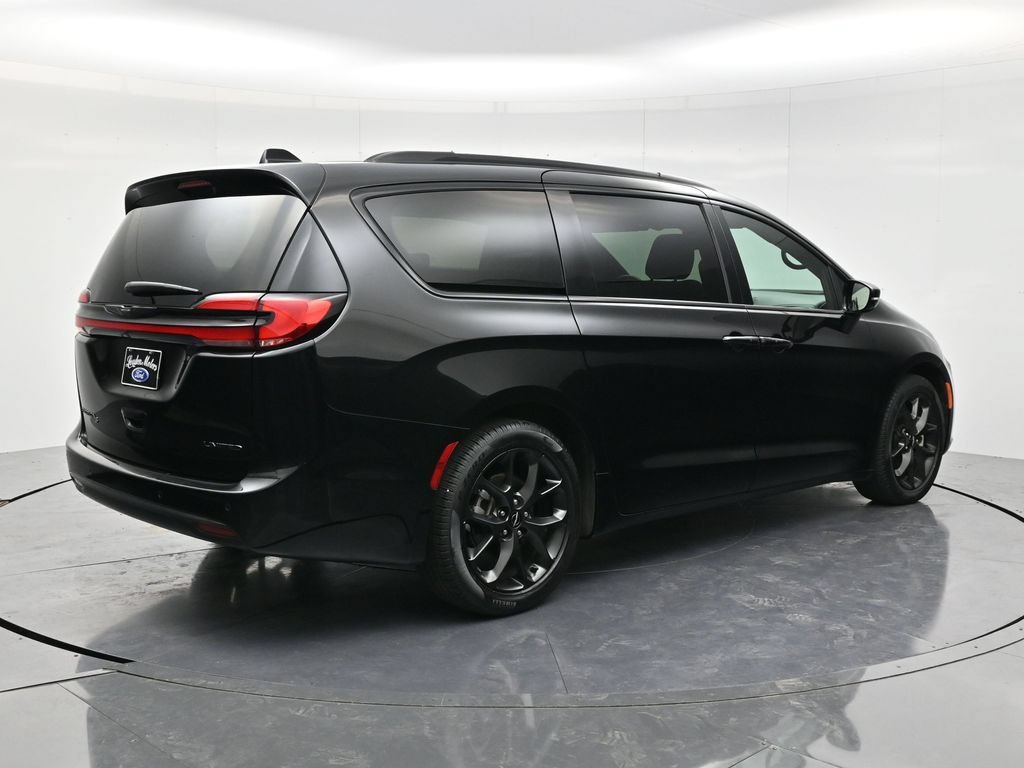 Used 2025 Chrysler Pacifica Limited FWD image 5