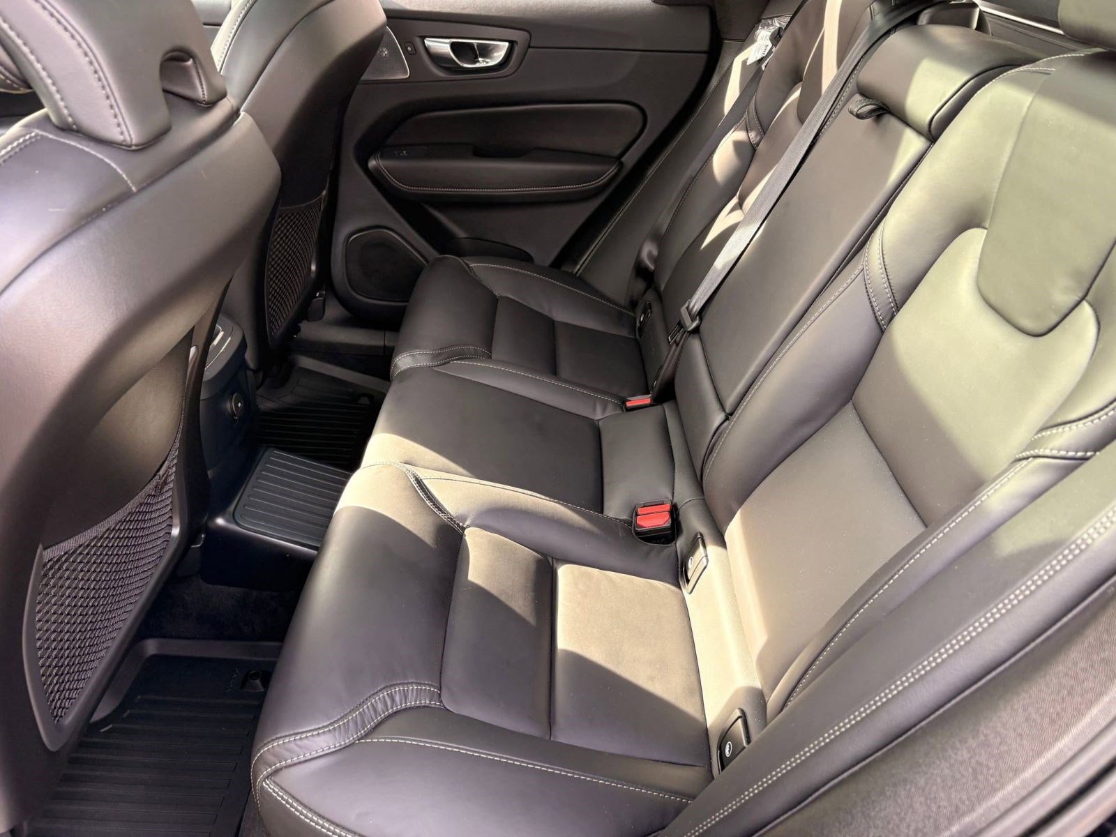 Certified 2024 Volvo XC60 T8 Ultimate w/ Protection Package Premier image 25