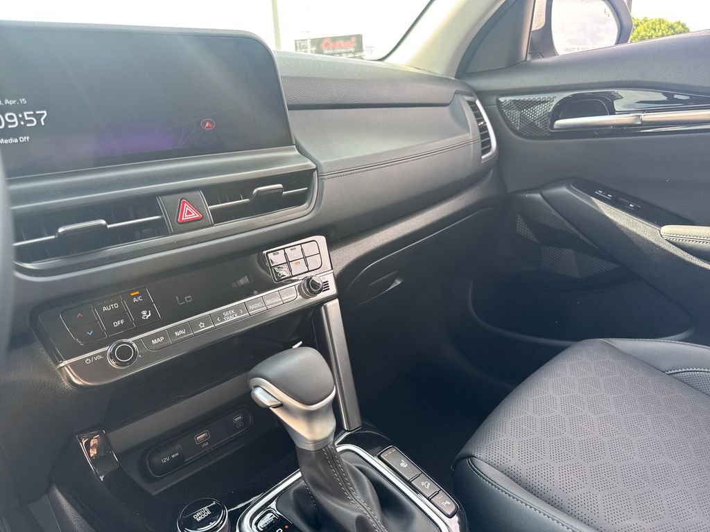 Used 2025 Kia Seltos EX image 16