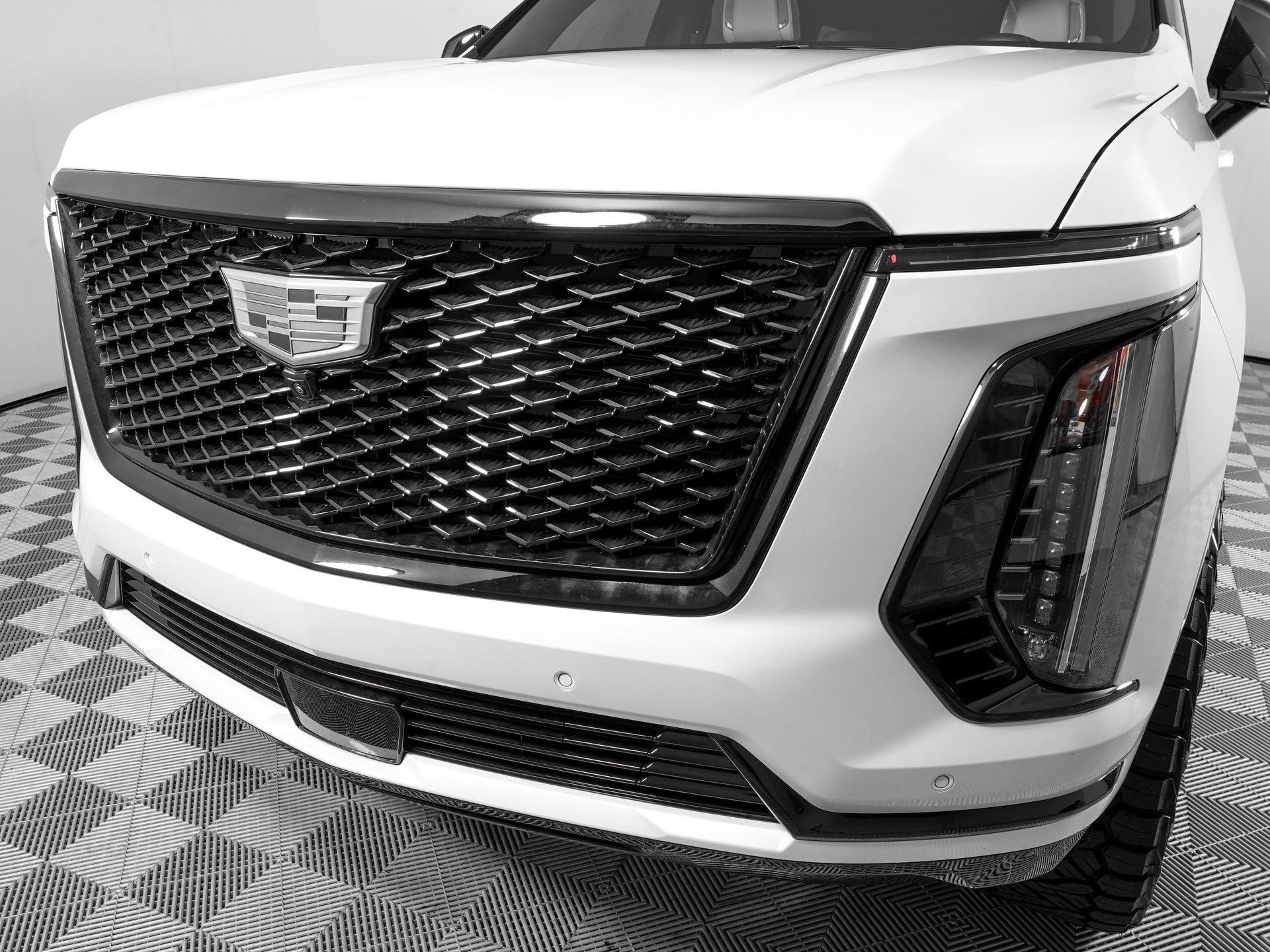 Used 2025 Cadillac Escalade ESV Sport w/ LPO, ONYX Package AWD/4WD image 32