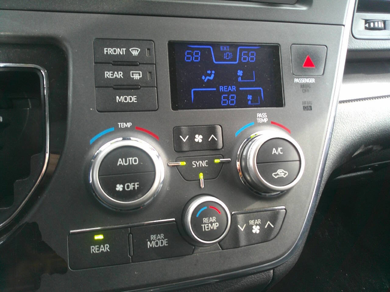 Used 2018 Toyota Sienna SE FWD image 20