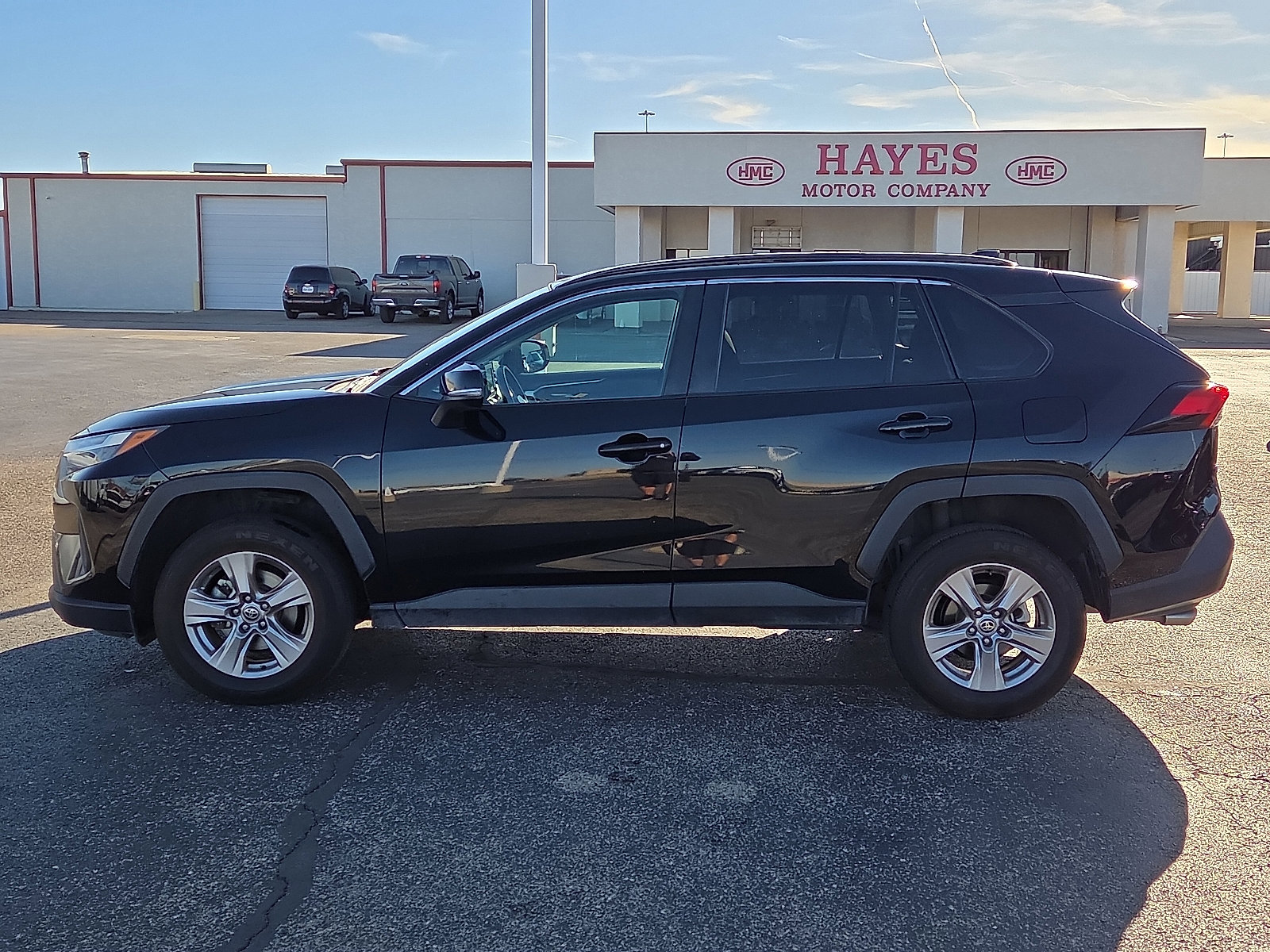 Used 2022 Toyota RAV4 XLE FWD image 2