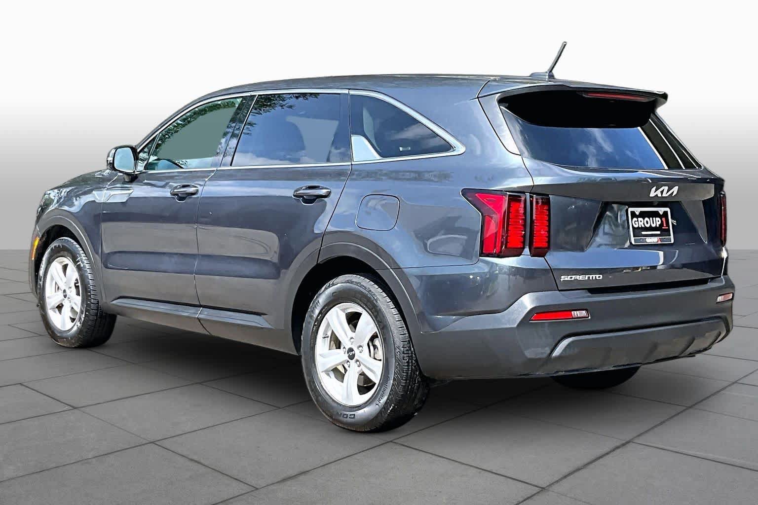 Used 2023 Kia Sorento LX FWD image 12