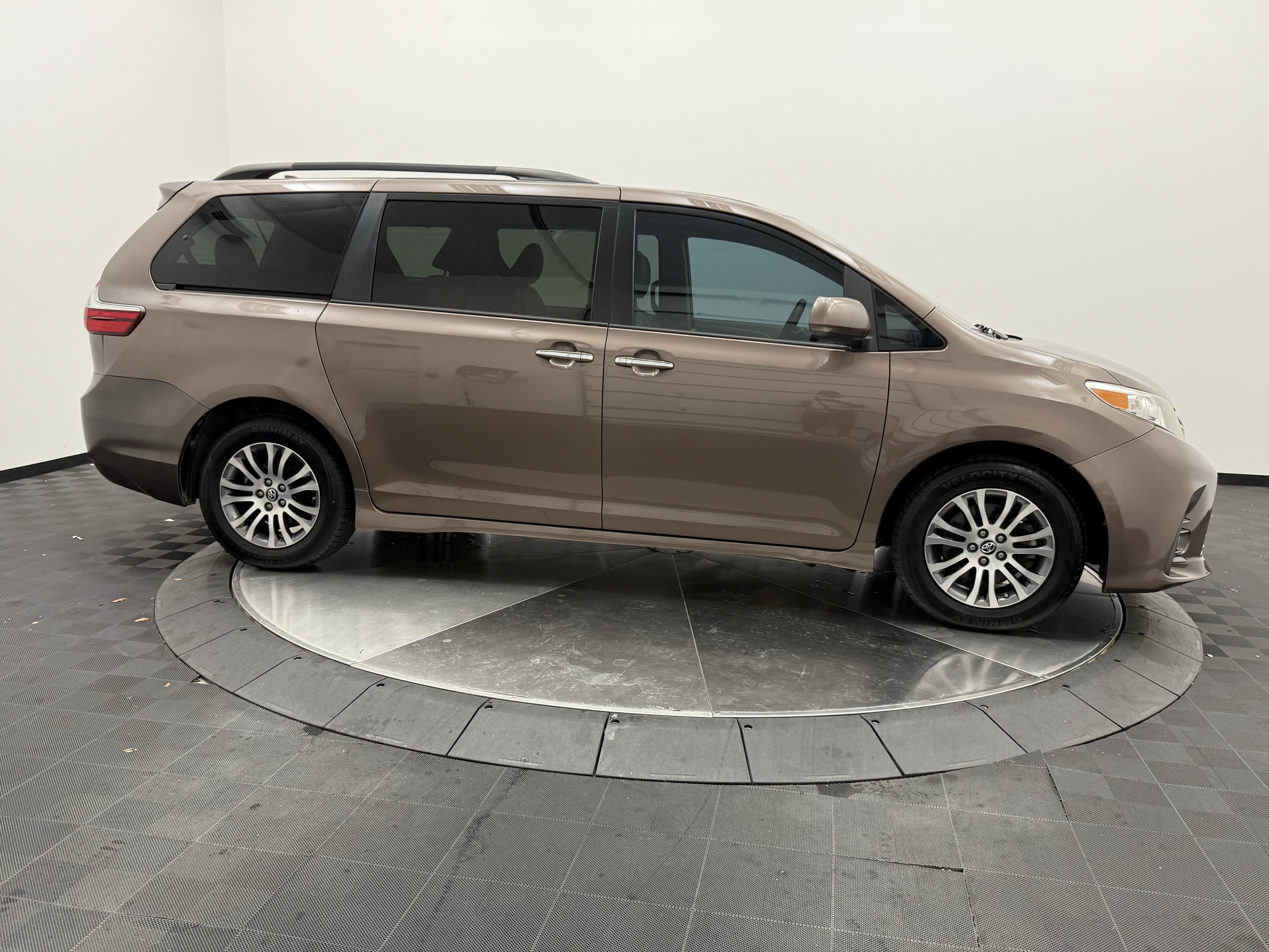 Used 2020 Toyota Sienna XLE FWD image 8