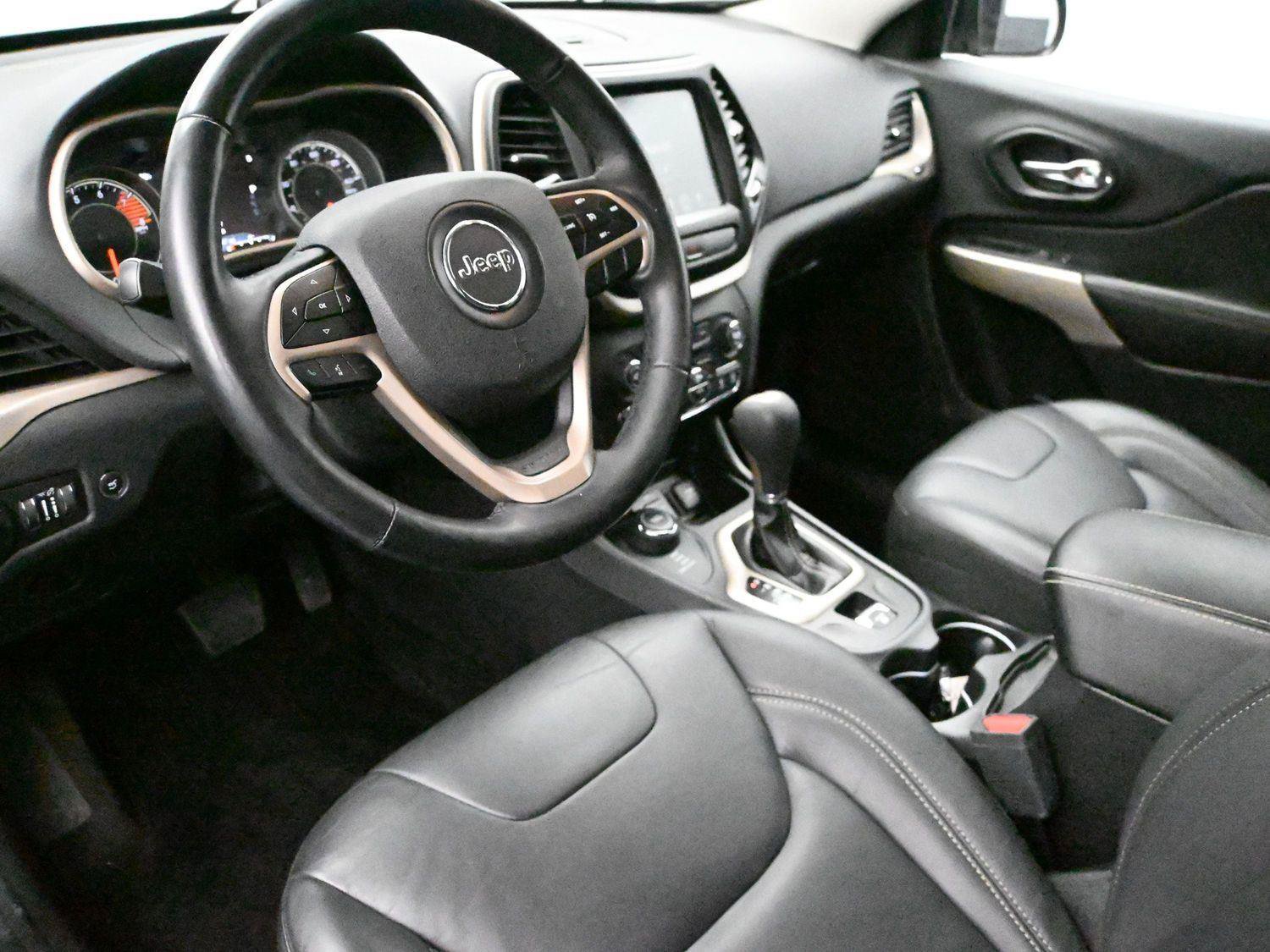 Used 2018 Jeep Cherokee Limited AWD/4WD image 2