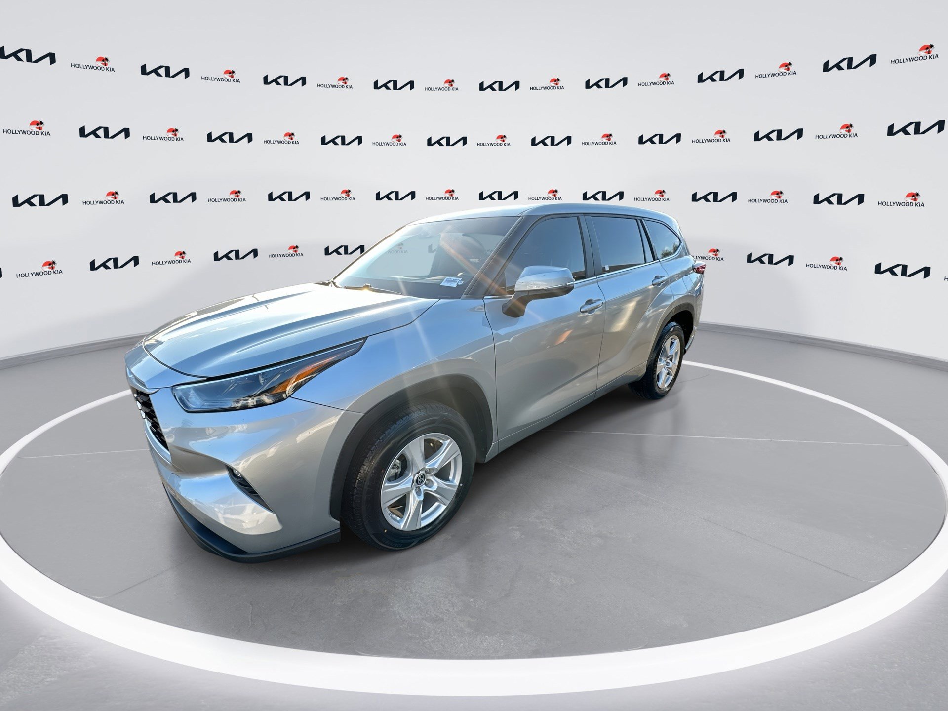 Used 2023 Toyota Highlander LE image 4