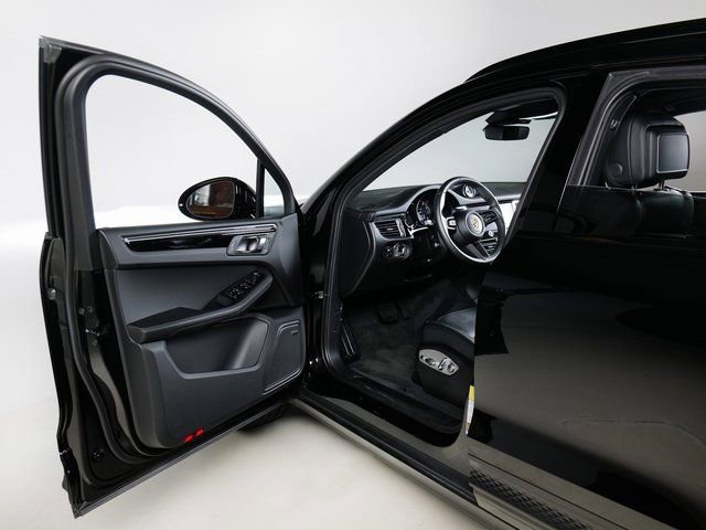 Certified 2026 Porsche Macan AWD/4WD image 28