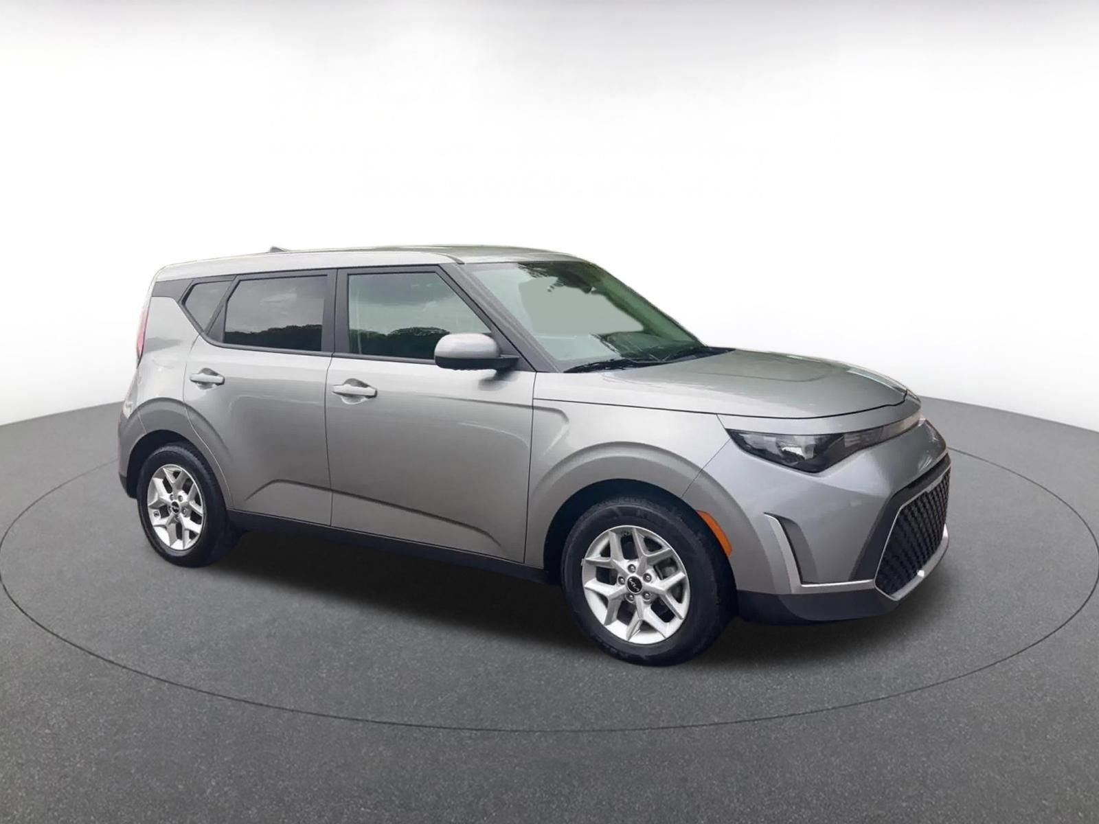 Used 2025 Kia Soul LX w/ LX Technology Package FWD image 2