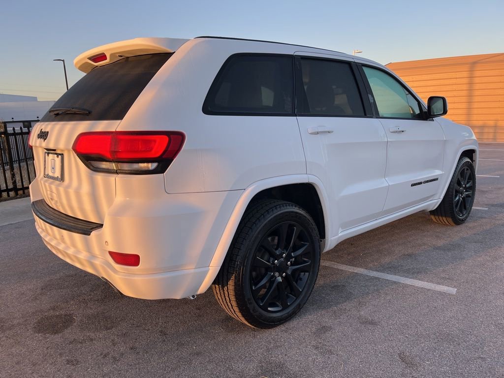 Used 2017 Jeep Grand Cherokee Altitude image 4
