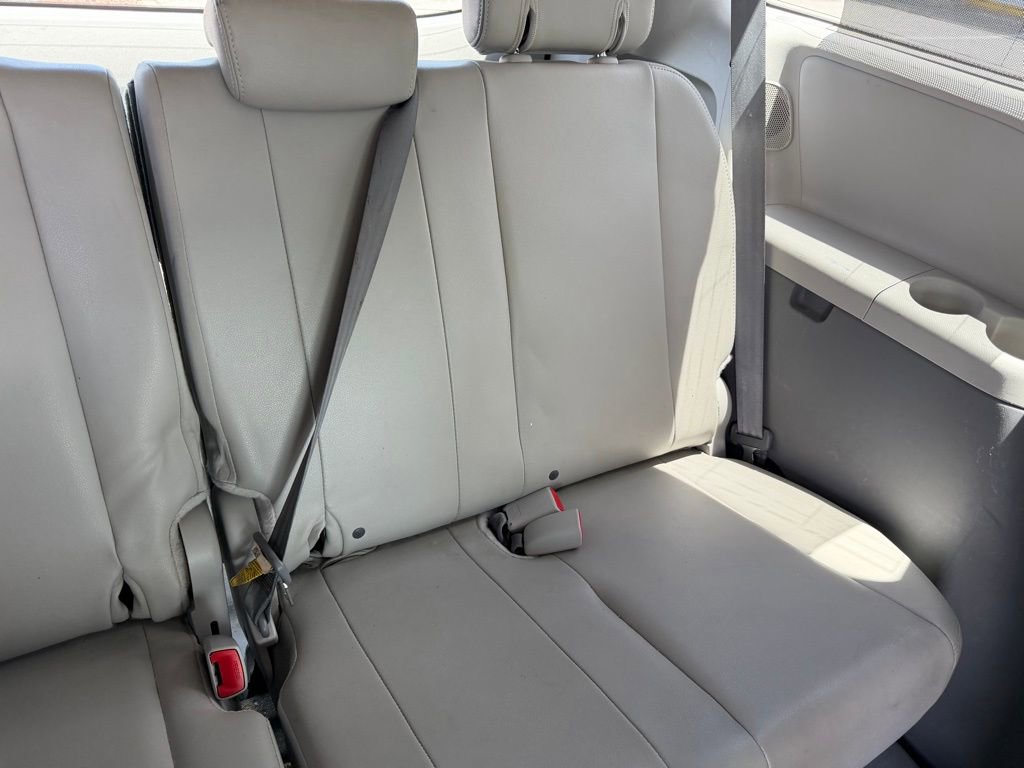 Used 2014 Toyota Sienna Limited w/ Limited Premium Package FWD image 18