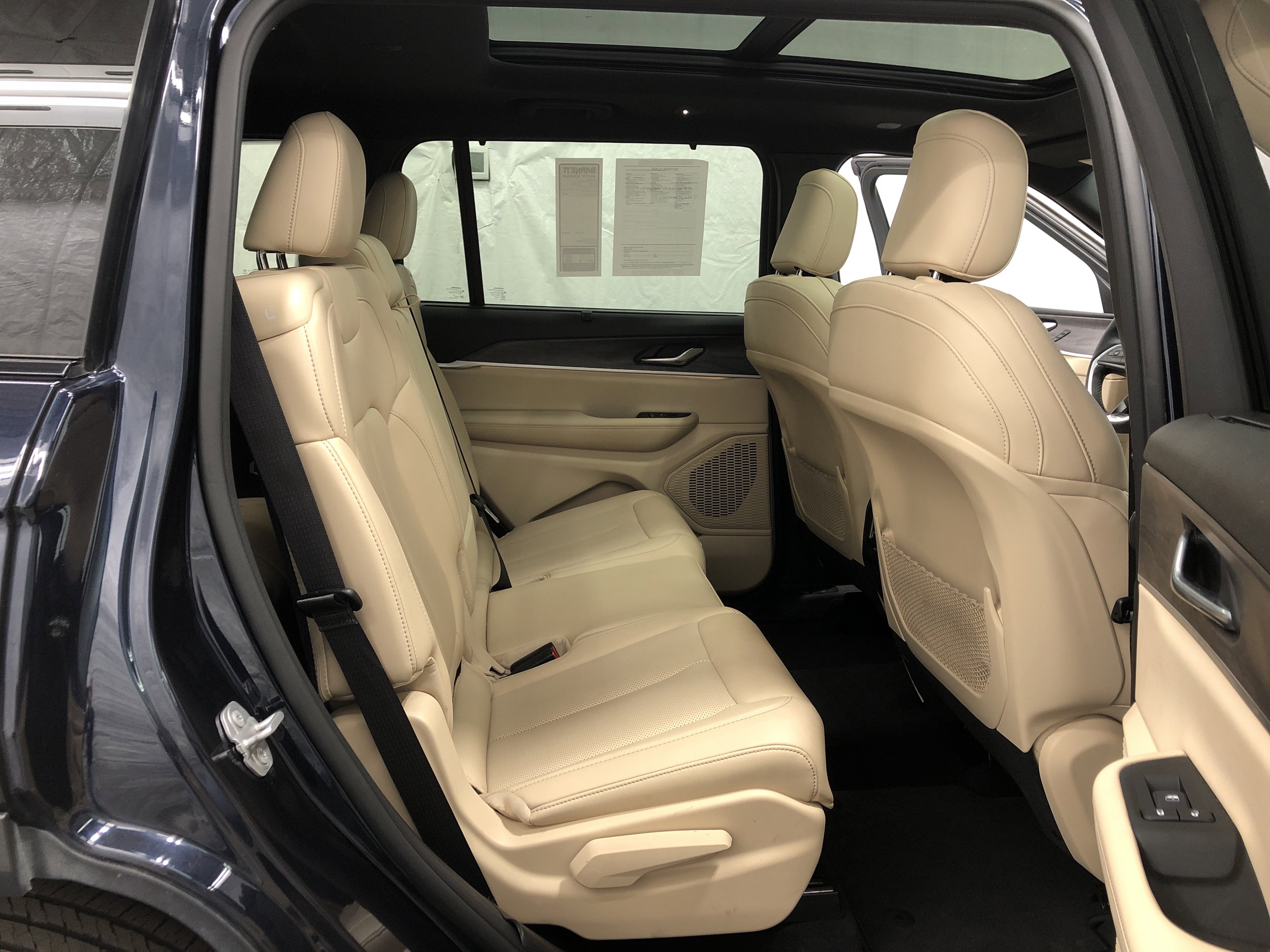 Certified 2024 Jeep Grand Cherokee L Limited w/ Luxury Tech Group II AWD/4WD image 11