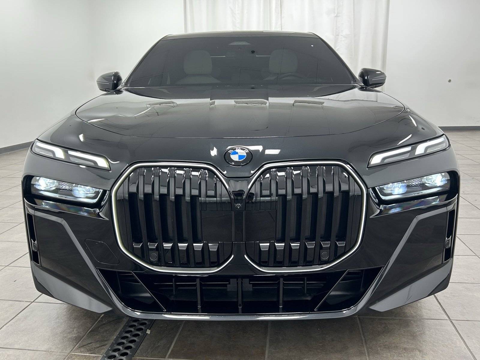 Used 2025 BMW 760i xDrive w/ Premium Package image 7