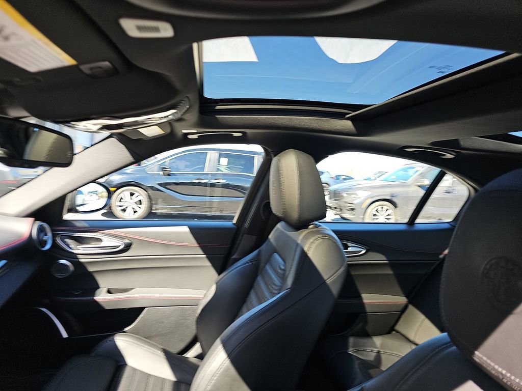 Used 2023 Alfa Romeo Giulia Estrema image 8