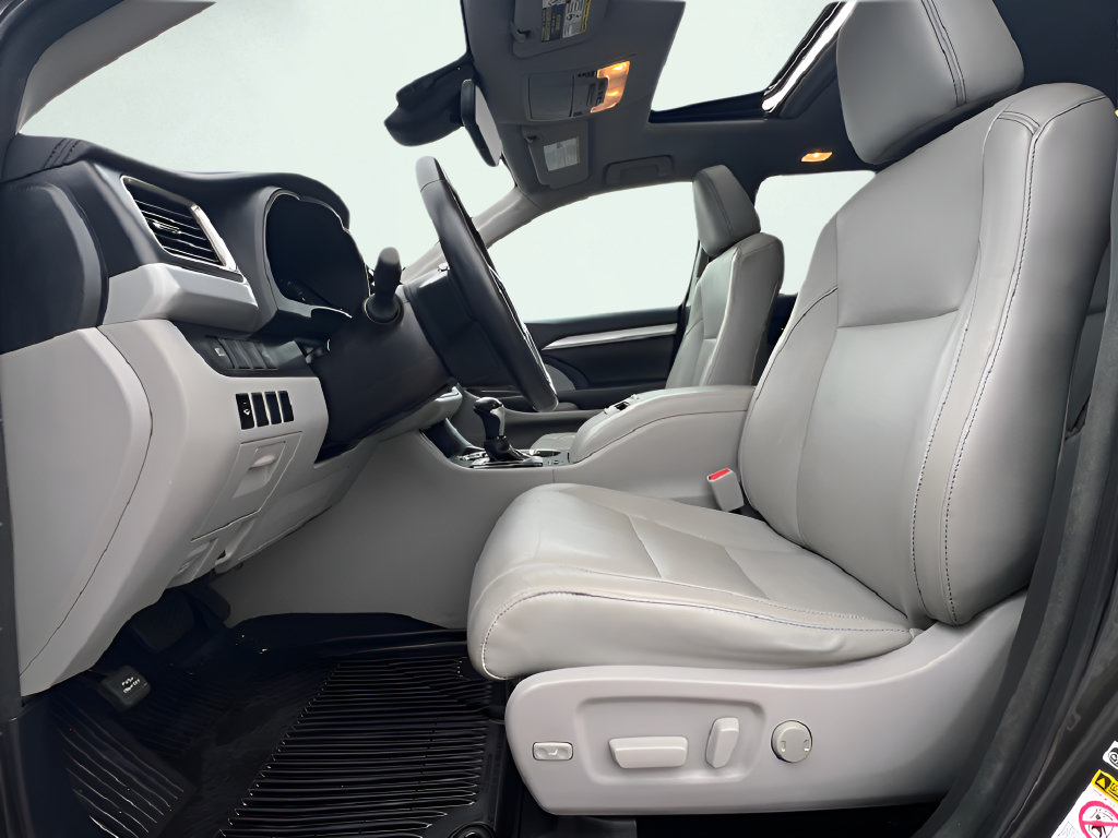Used 2018 Toyota Highlander XLE AWD/4WD image 45