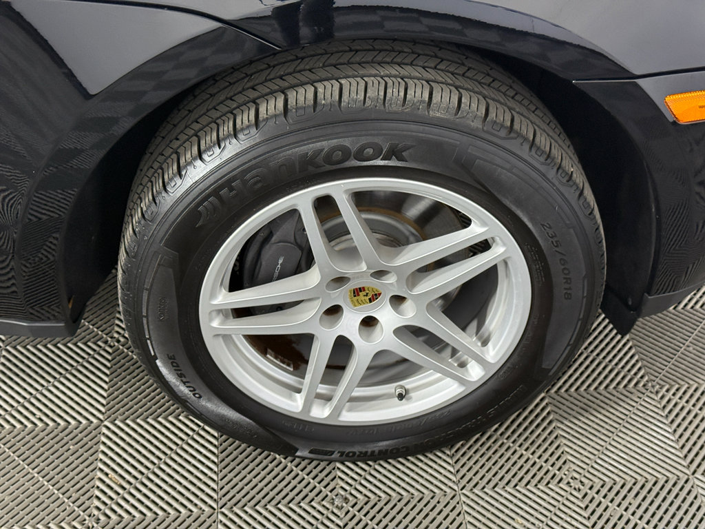 Used 2018 Porsche Macan Base (PDK) image 11