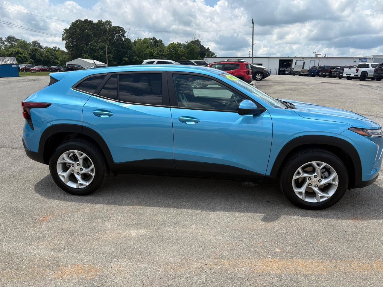 Used 2025 Chevrolet Trax LS w/ LS Convenience Package FWD image 2