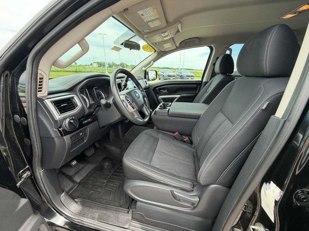 Used 2018 Nissan Titan SV AWD/4WD image 16