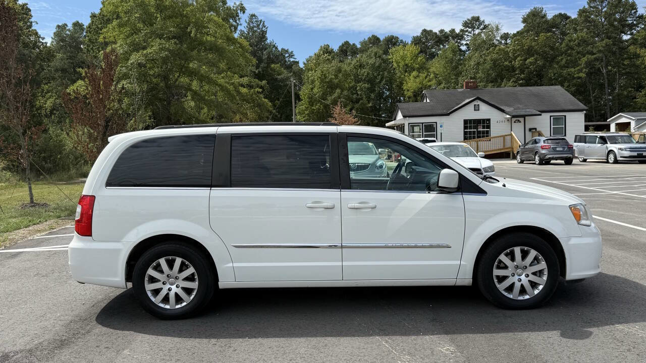 Used 2013 Chrysler Town & Country Touring image 8