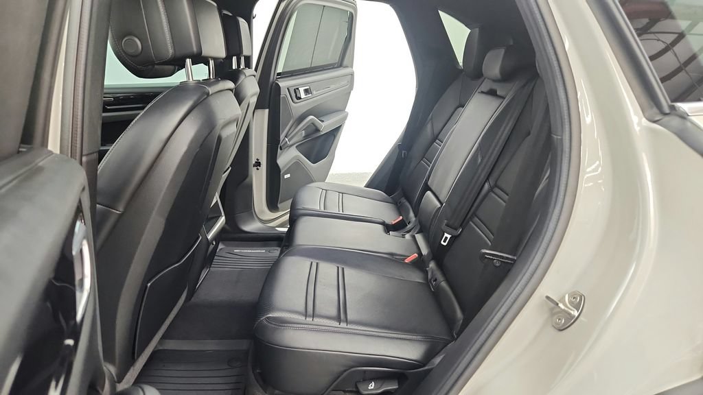 Used 2022 Porsche Cayenne Platinum Edition AWD/4WD image 37