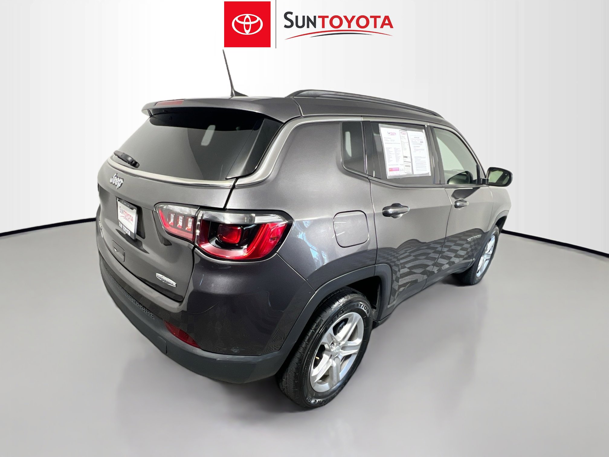 Used 2024 Jeep Compass Latitude image 4