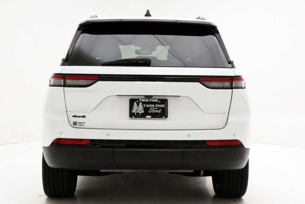 Used 2023 Jeep Grand Cherokee Altitude AWD/4WD image 7
