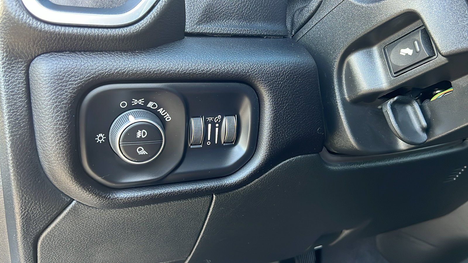 Used 2025 RAM 2500 Laramie AWD/4WD image 29