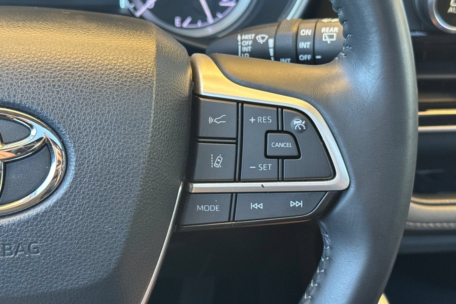 Used 2022 Toyota Highlander XLE FWD image 31