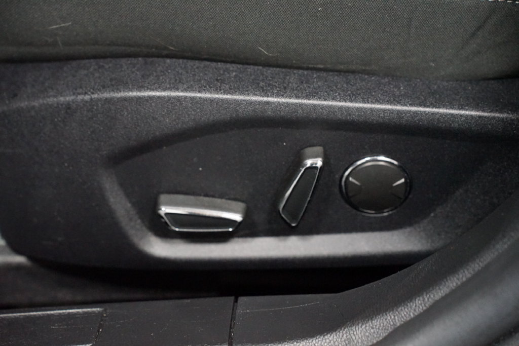 Used 2020 Ford Fusion SE FWD image 32