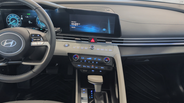 Certified 2025 Hyundai Elantra Limited FWD image 13