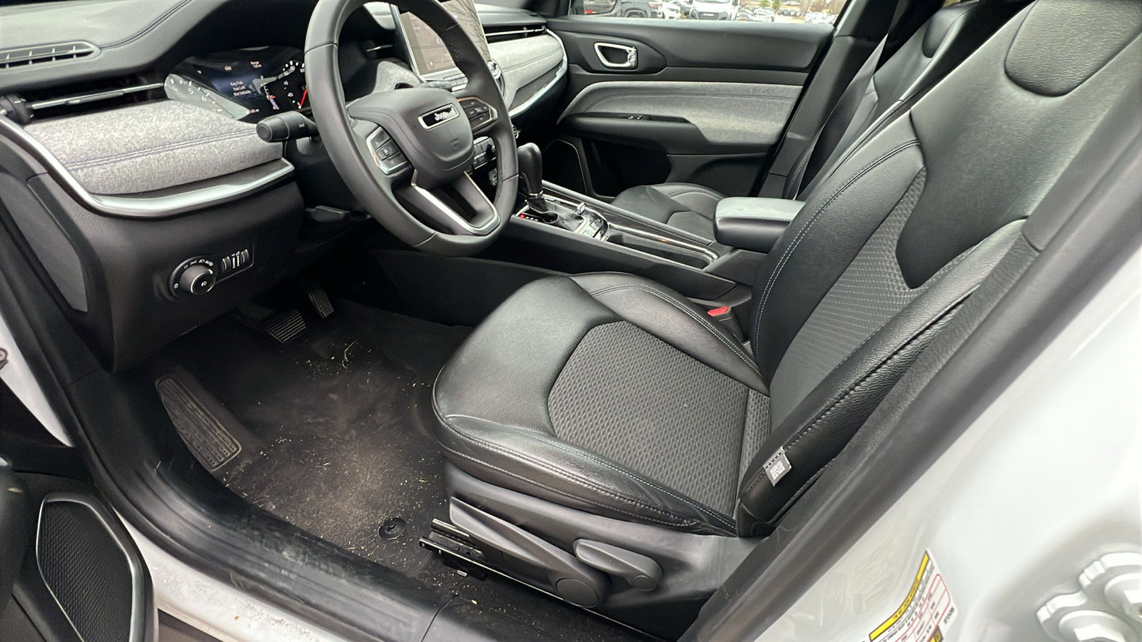 Used 2024 Jeep Compass Latitude image 16