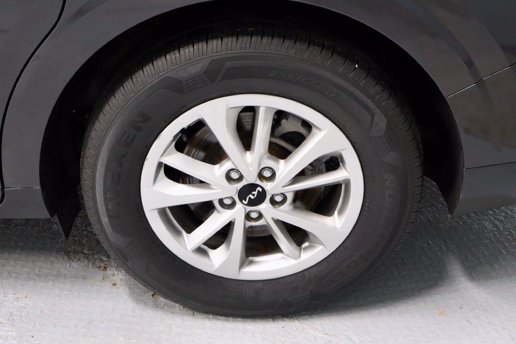 Used 2024 Kia Carnival LX FWD image 19
