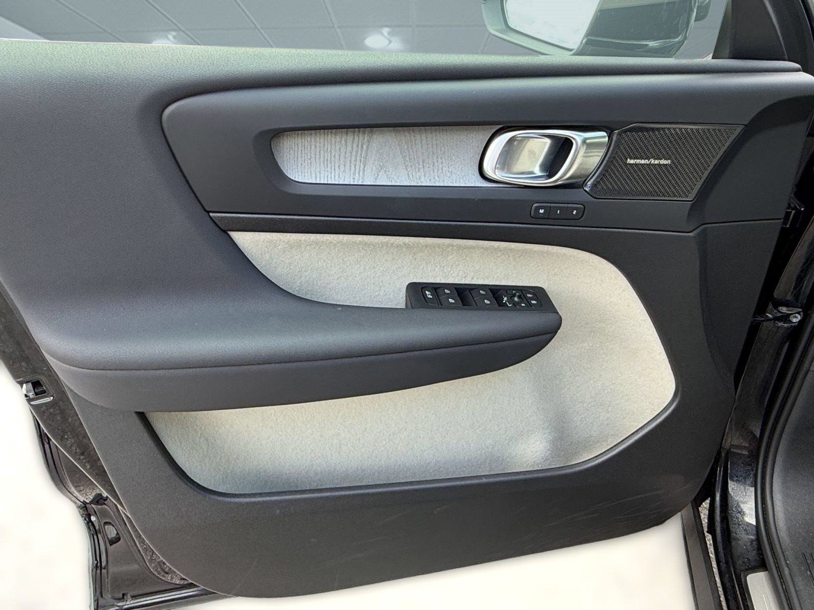 Certified 2024 Volvo XC40 B5 Ultimate w/ Protection Package Premier AWD/4WD image 14