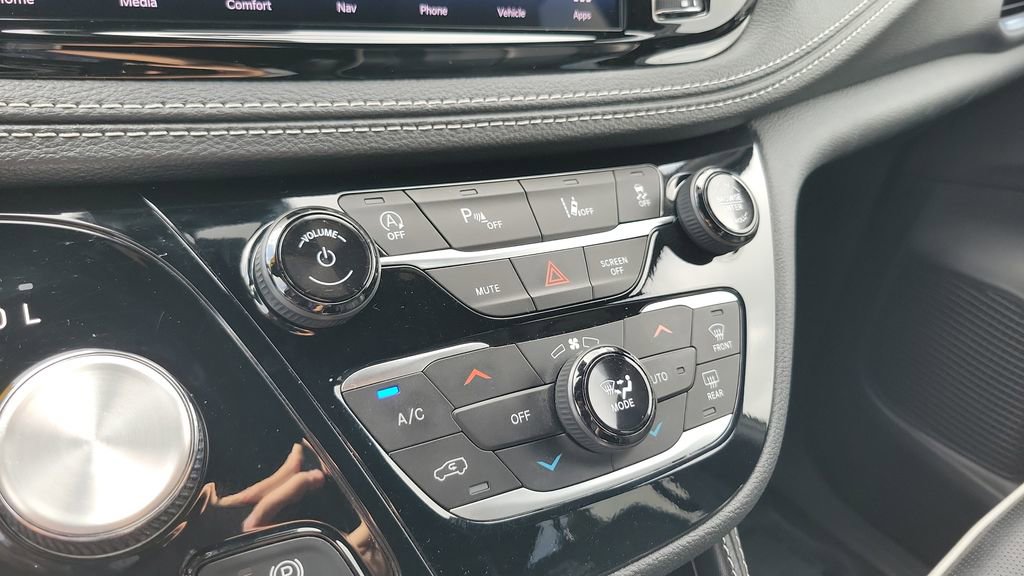 Used 2025 Chrysler Pacifica Limited image 23