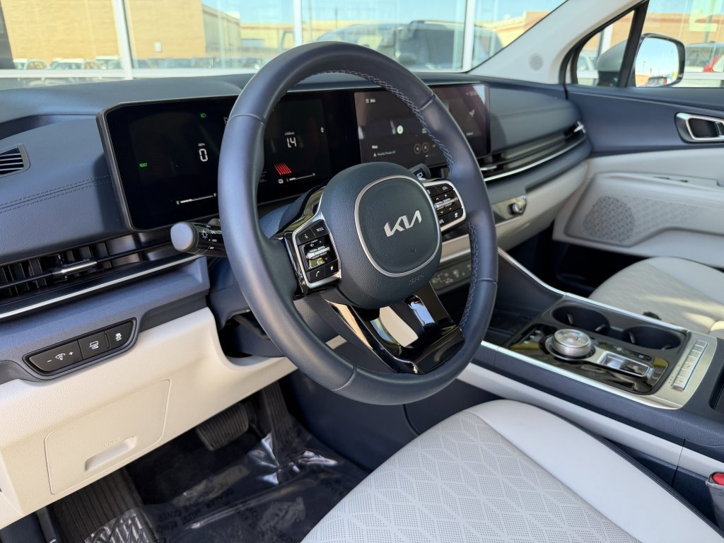 Used 2025 Kia Carnival EX image 34