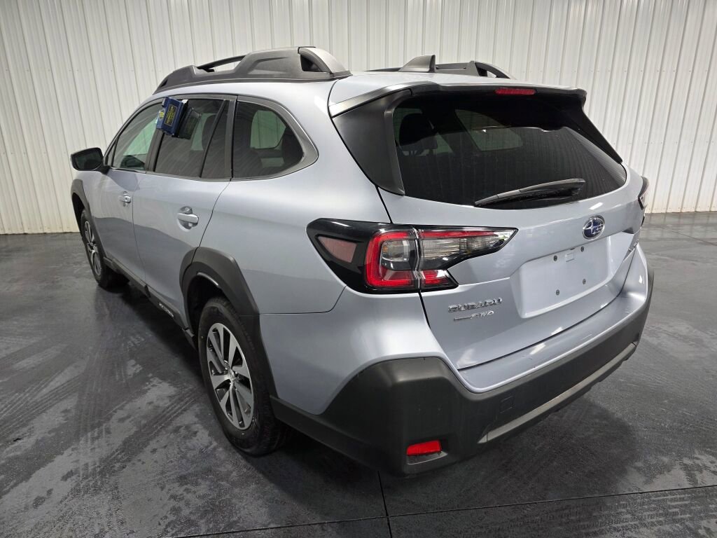 Used 2023 Subaru Outback Premium AWD/4WD image 3