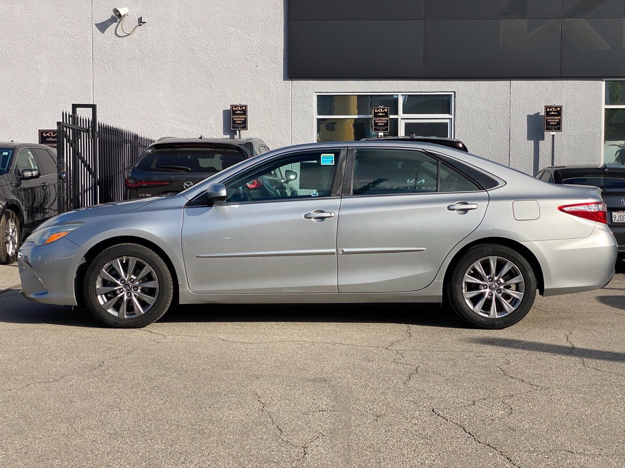 Used 2016 Toyota Camry XLE w/ Convenience Package FWD image 6
