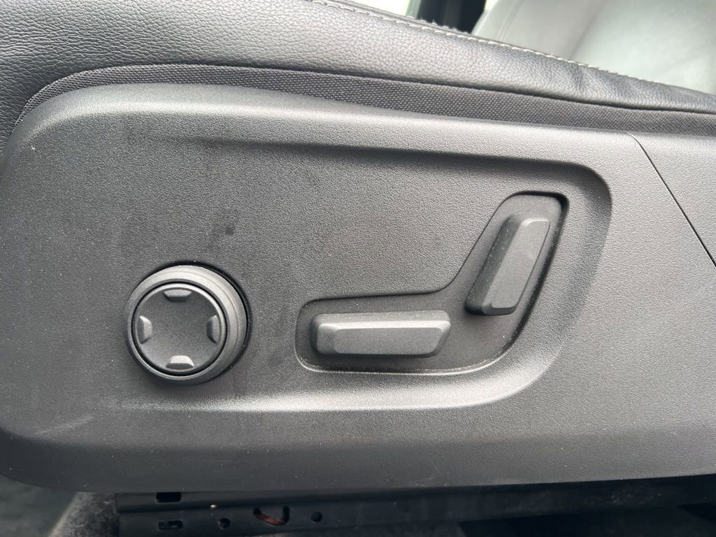 Used 2024 Volvo XC40 B5 Core image 10