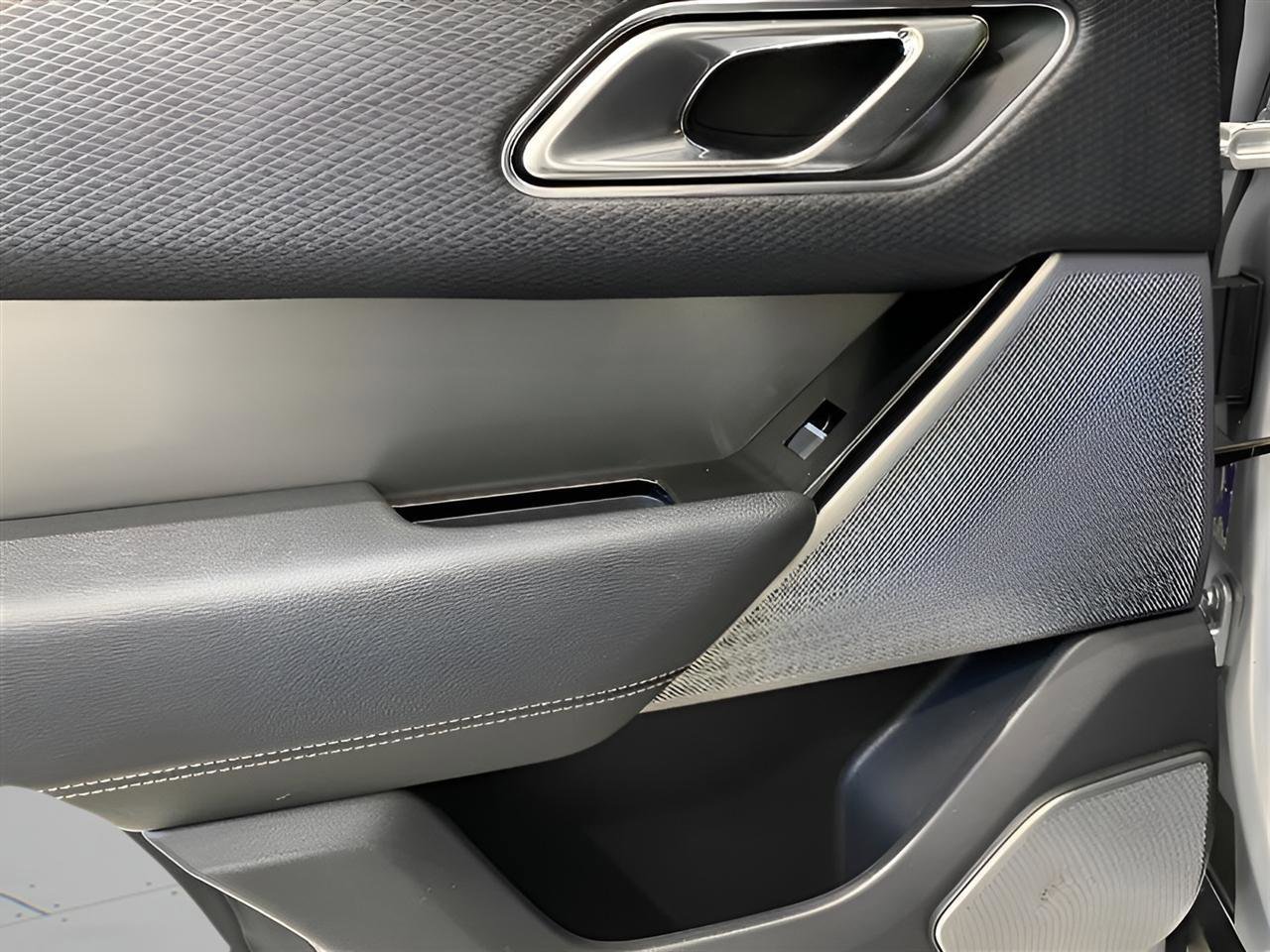 Used 2018 Land Rover Range Rover Velar S image 16