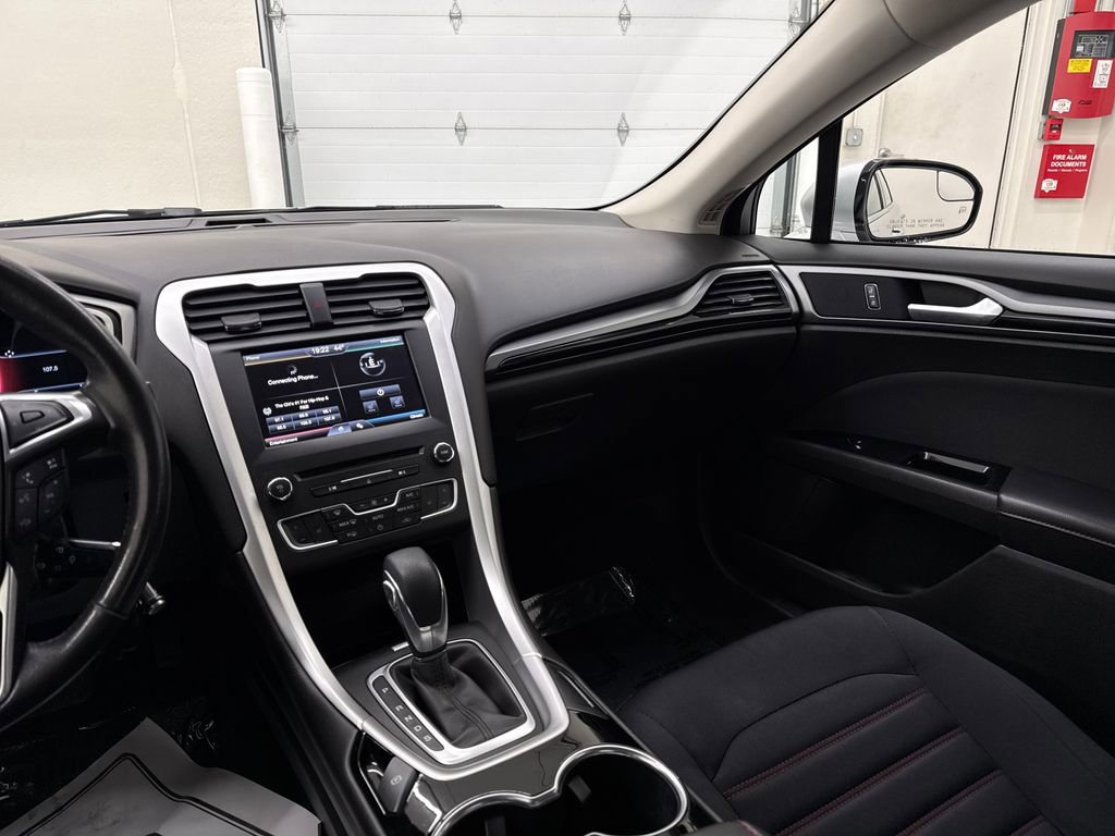 Used 2016 Ford Fusion SE FWD image 15