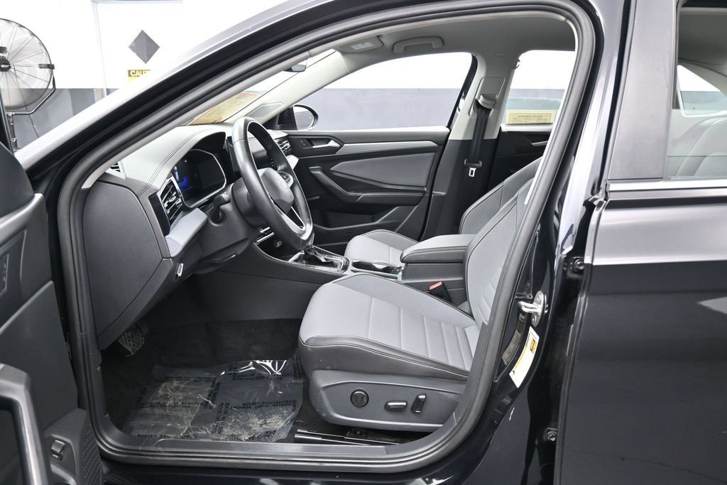 Used 2025 Volkswagen Jetta SE FWD image 11