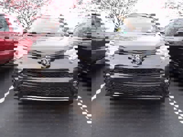 Used 2018 Toyota RAV4 SE image 2