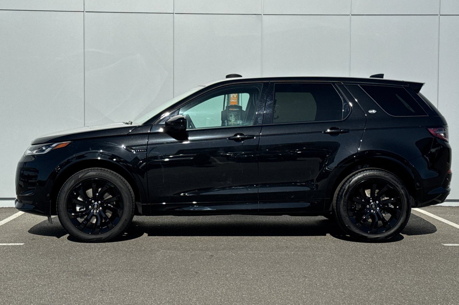 Certified 2025 Land Rover Discovery Sport Dynamic SE AWD/4WD image 2