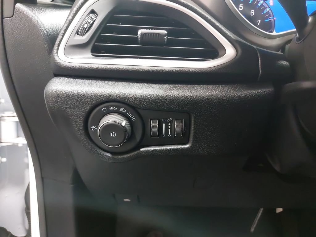 Used 2025 Chrysler Pacifica Select image 28