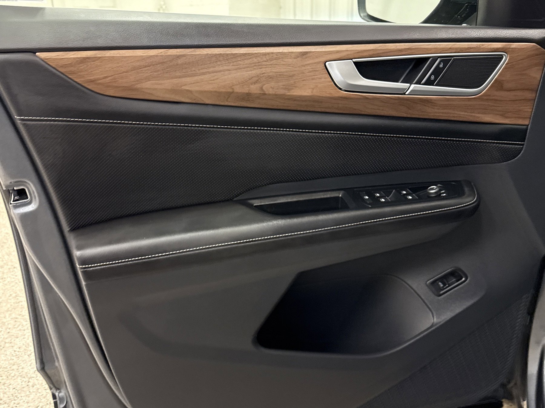 Used 2024 Volkswagen Atlas SE w/ Black Wheel Package image 3