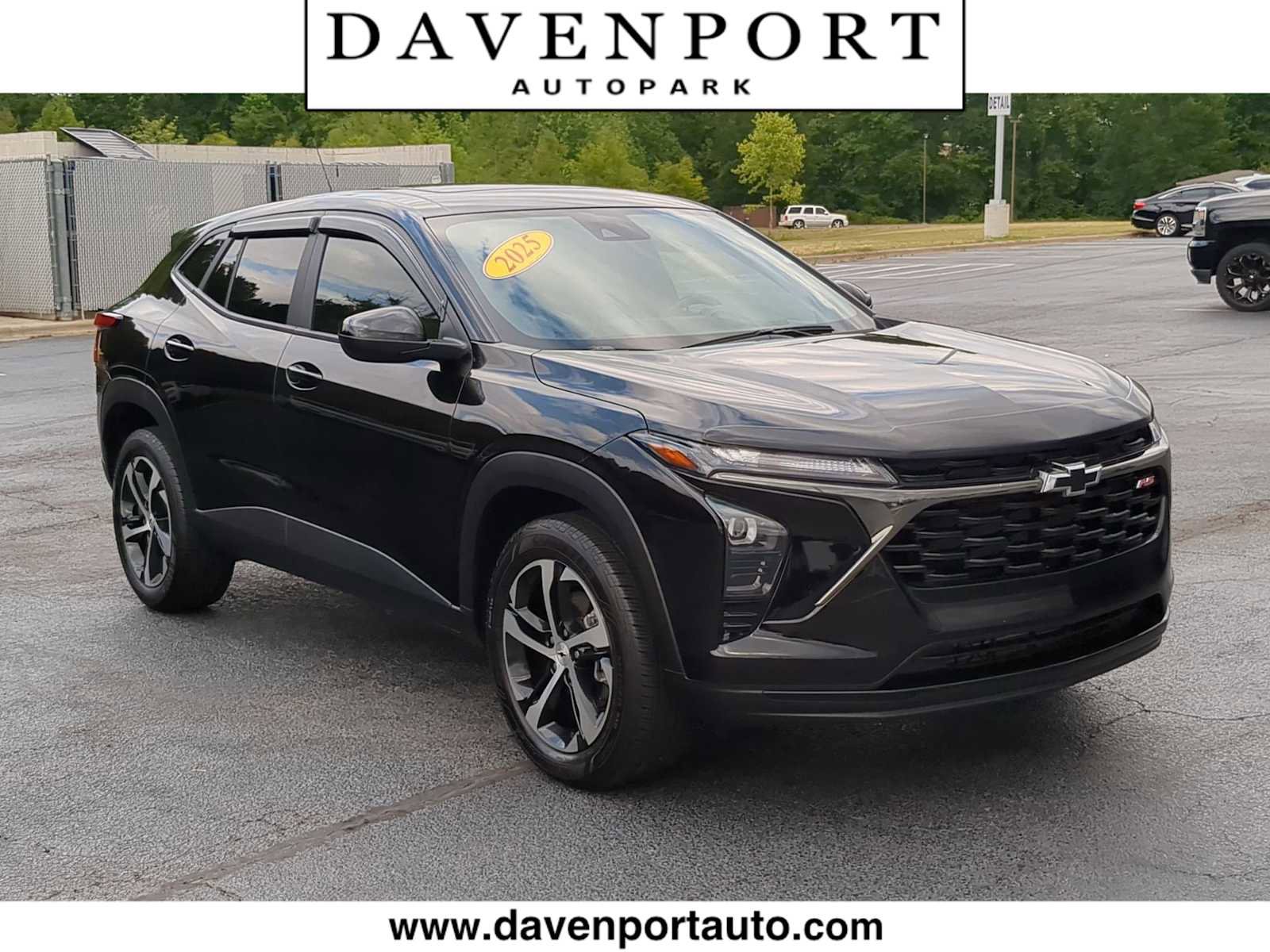 Used 2025 Chevrolet Trax RS w/ Sunroof Package FWD image 1