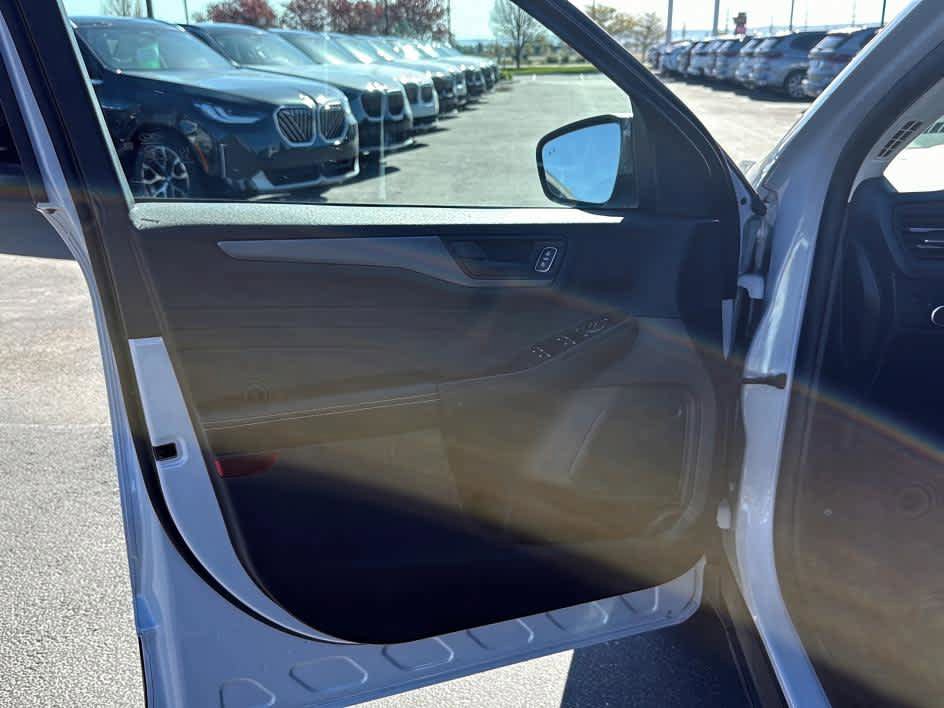 Used 2025 Ford Escape Active AWD/4WD image 11