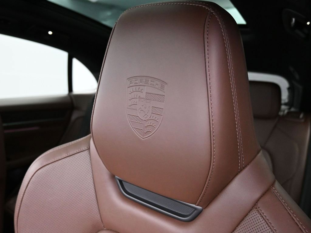 Certified 2025 Porsche Macan 4 Electric image 8
