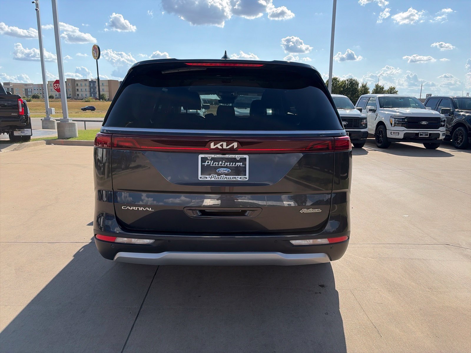 Used 2024 Kia Carnival EX FWD image 4