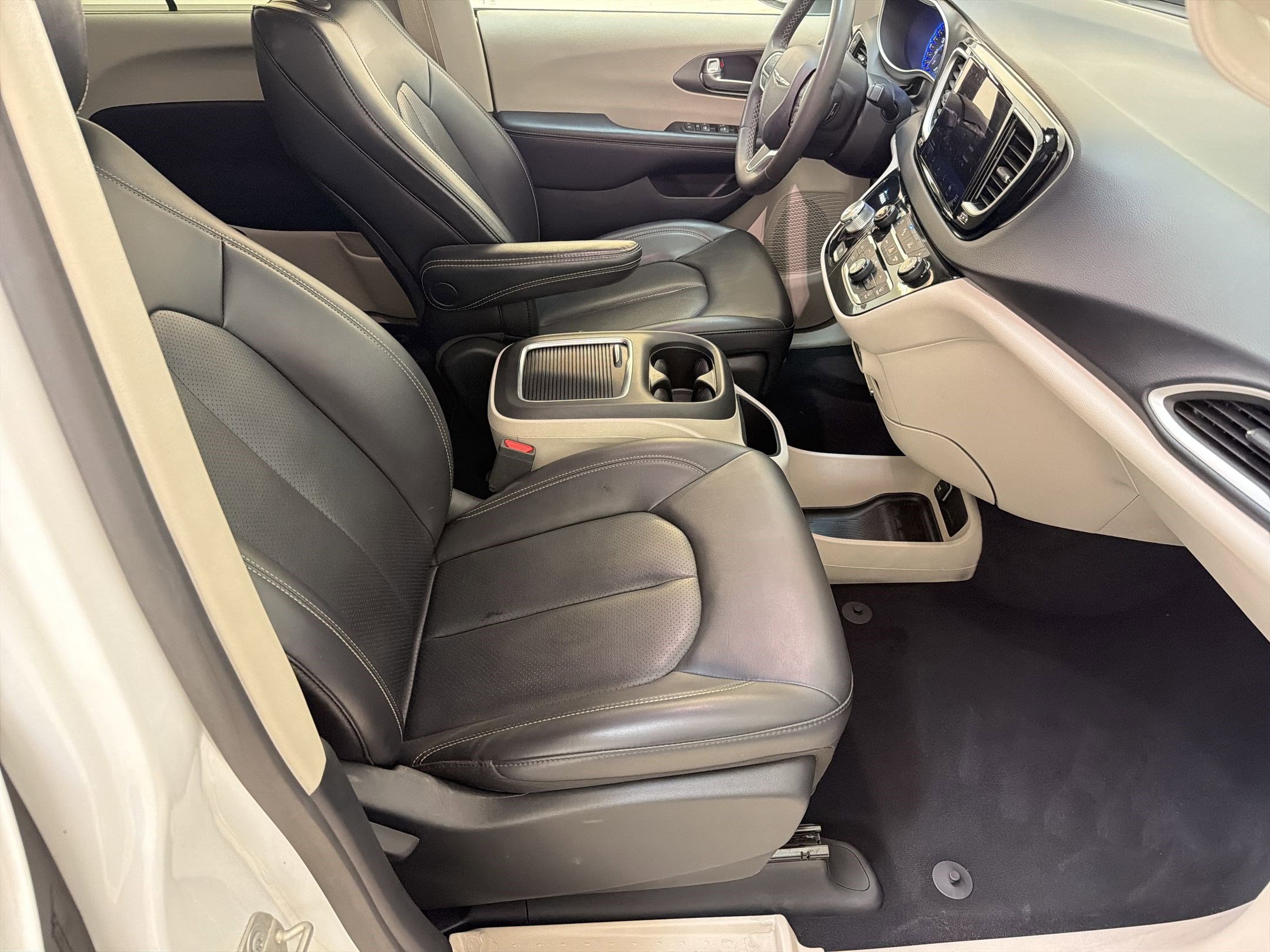 Used 2023 Chrysler Pacifica Touring-L FWD image 29